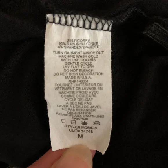 3/4 sleeve top with flower design NWOT - Picture 6 of 9